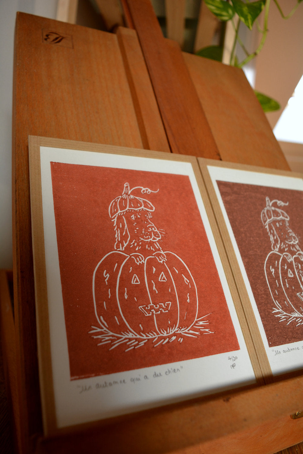 linogravure automne chien citrouille orange et marron