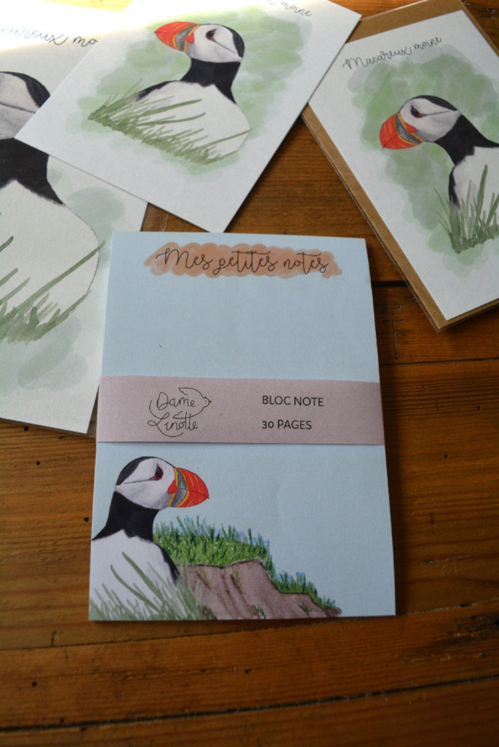 bloc note macareux fermé avec un bandeau de papier 30 pages