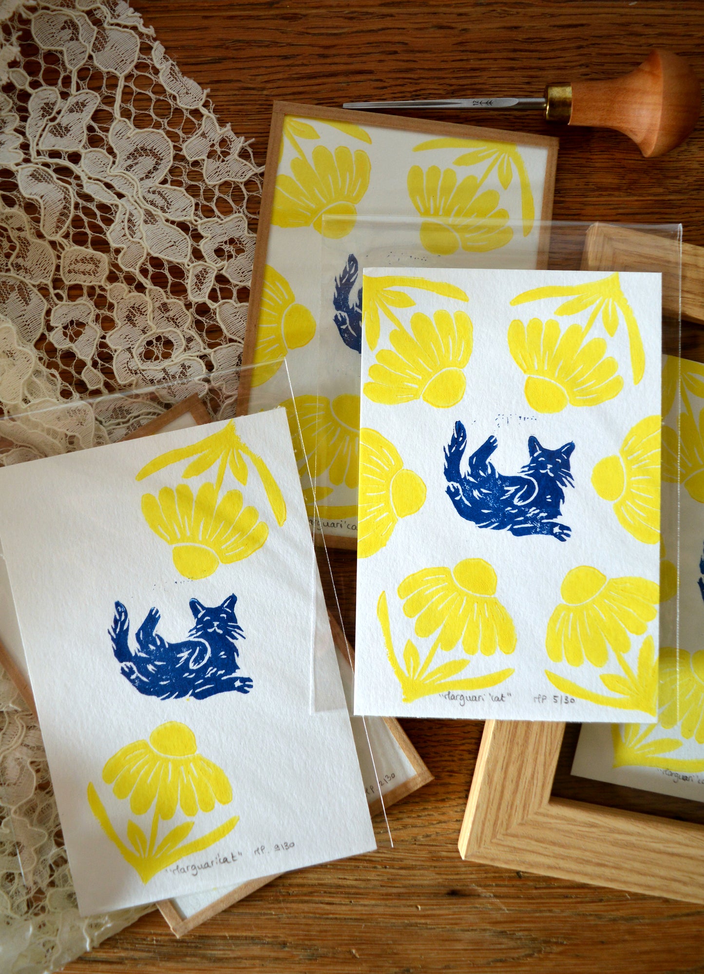 linogravure chat deux fleurs jaune