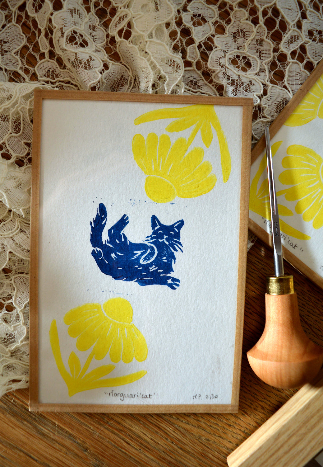 linogravure chat deux fleurs jaune