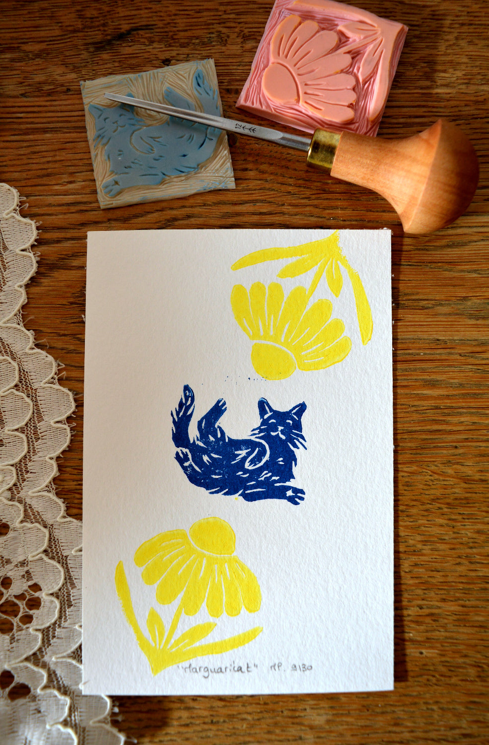 linogravure chat deux fleurs jaune