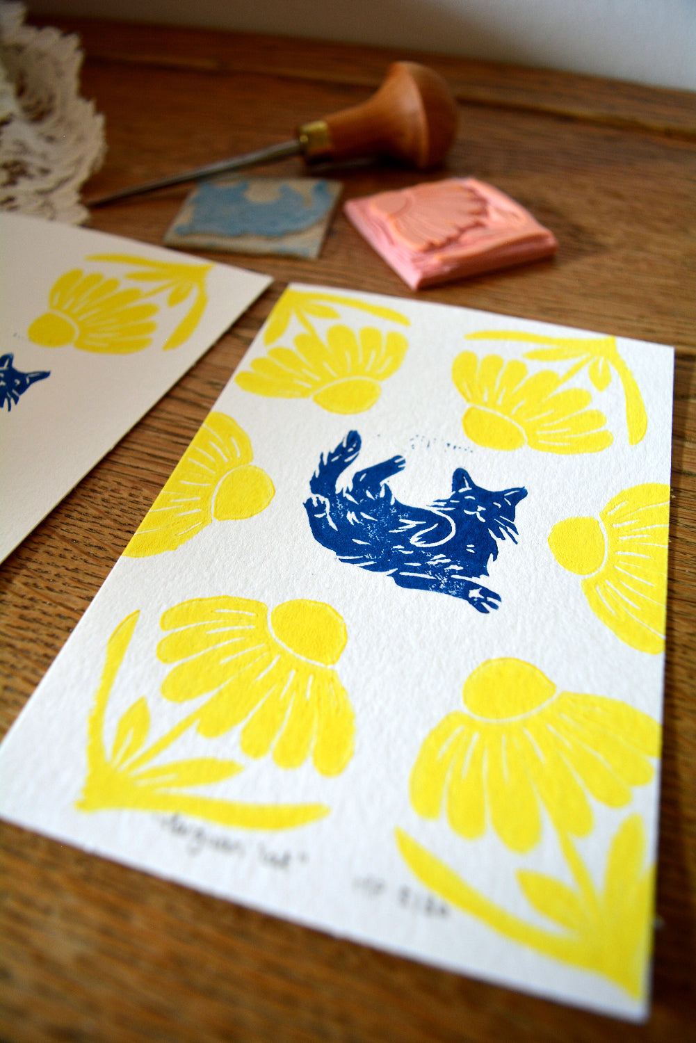 linogravure chat fleur jaune