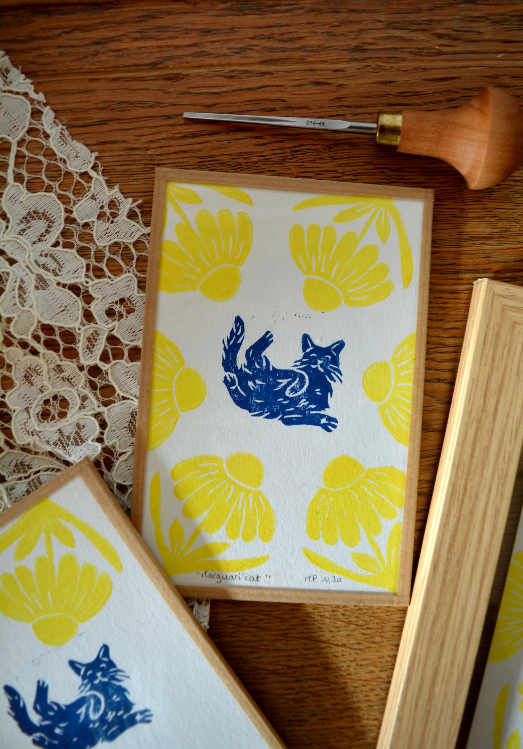 linogravure chat fleur jaune