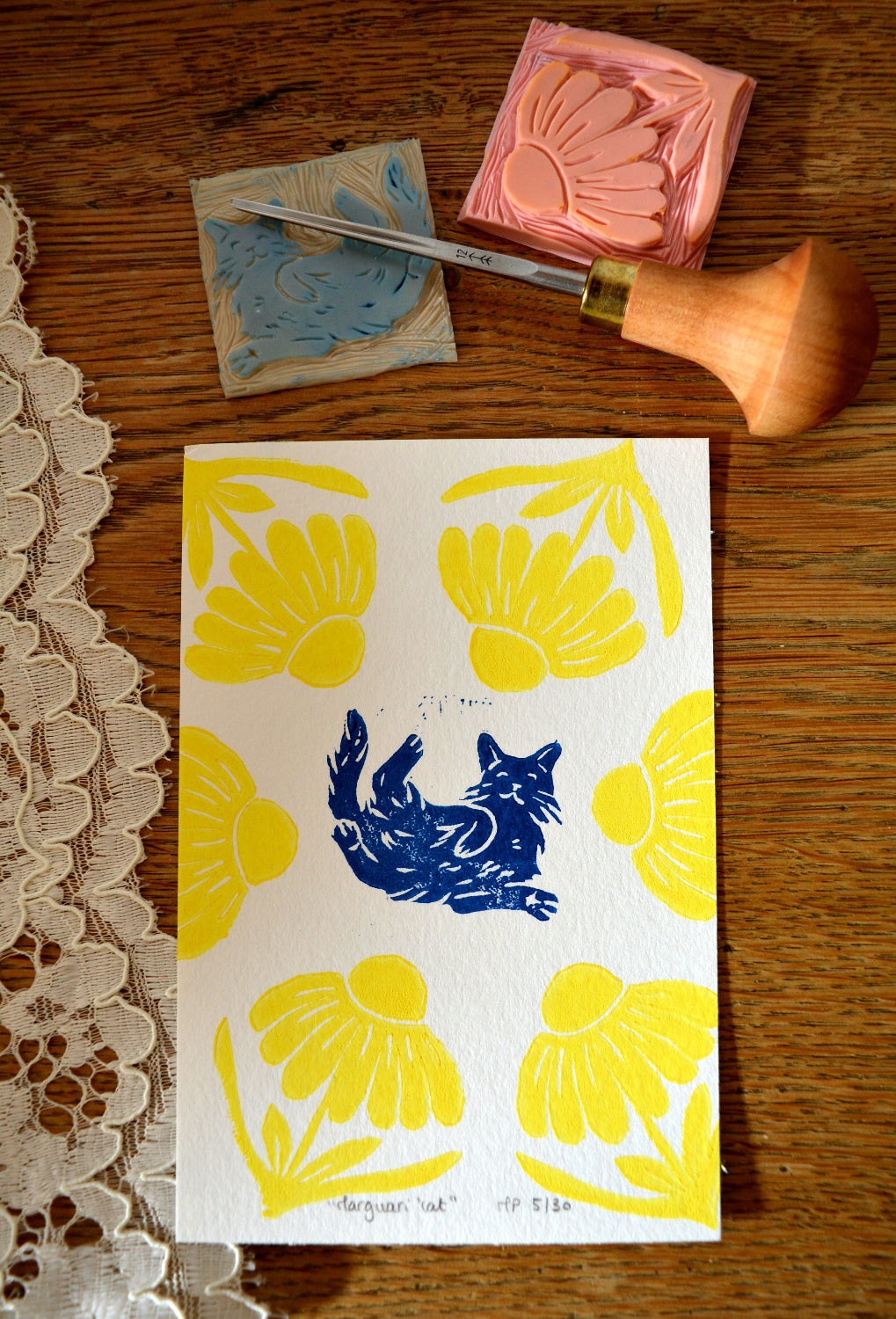 linogravure chat fleur jaune