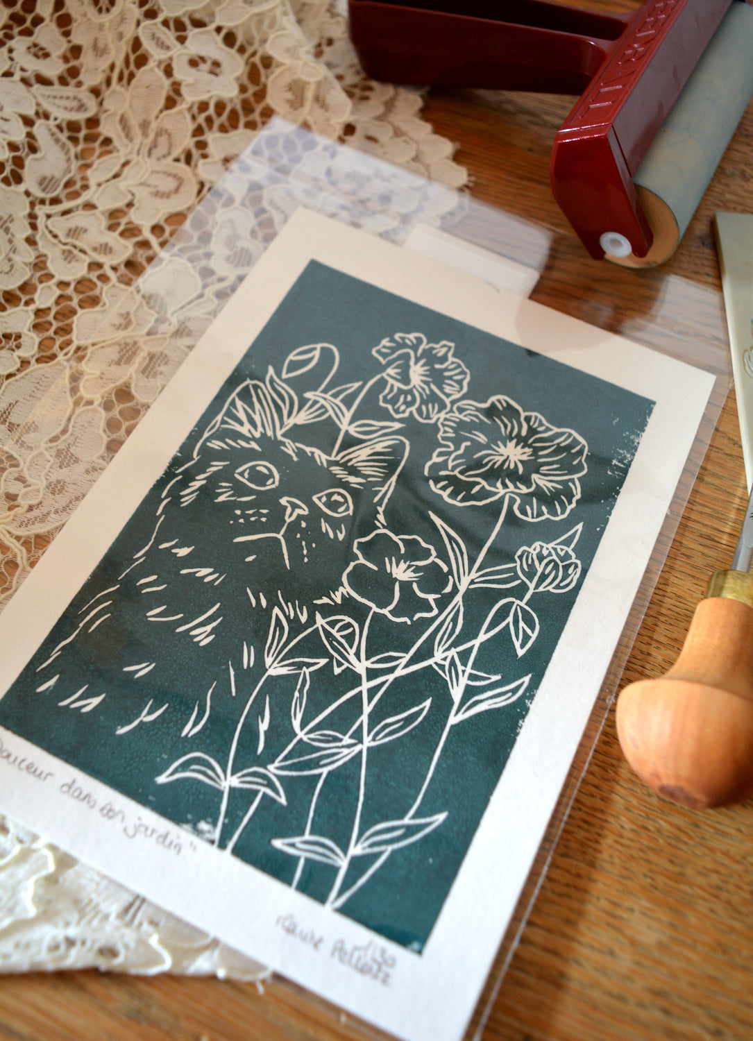 linogravure chat vert fleuri