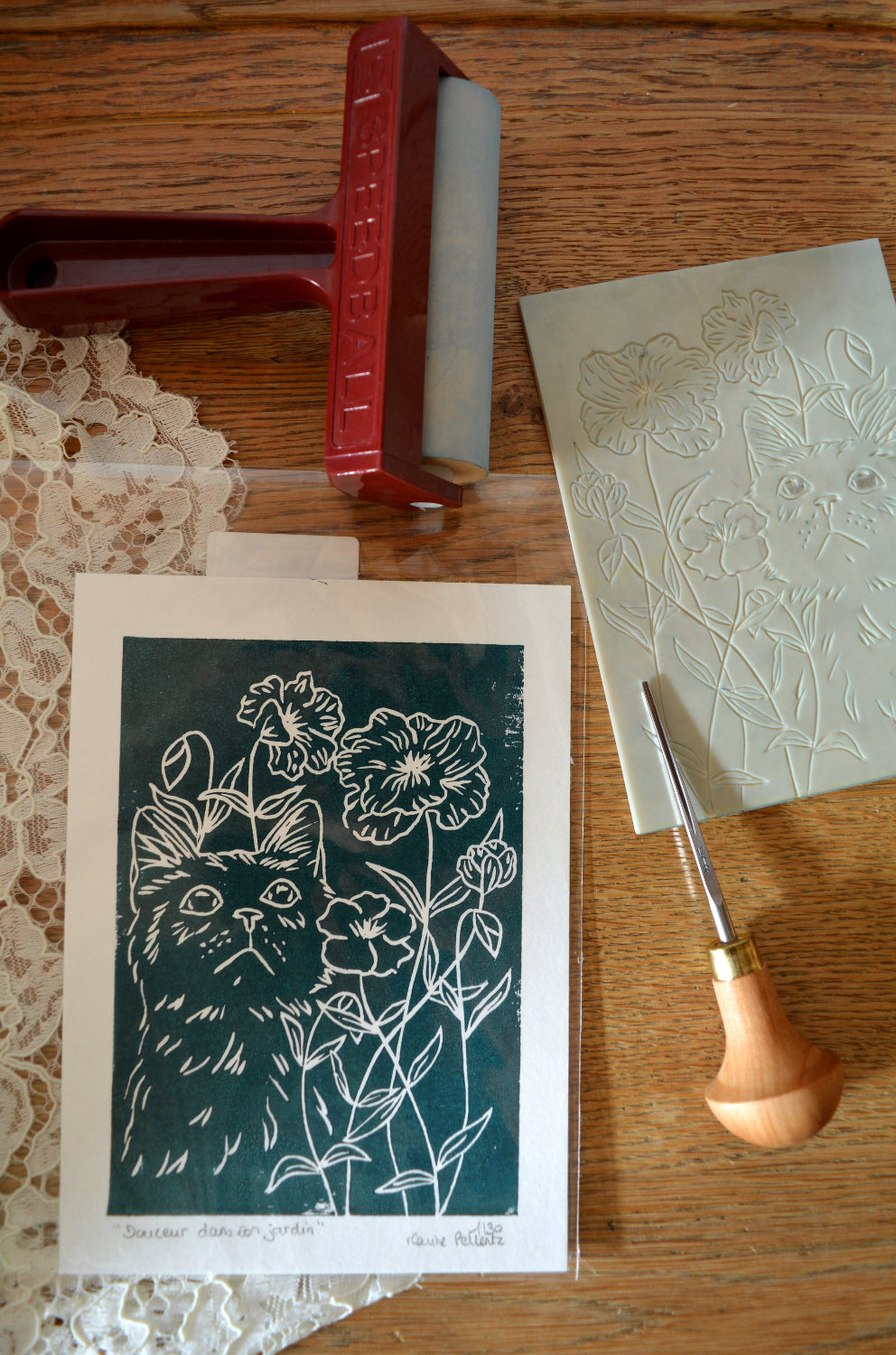 linogravure chat vert fleuri