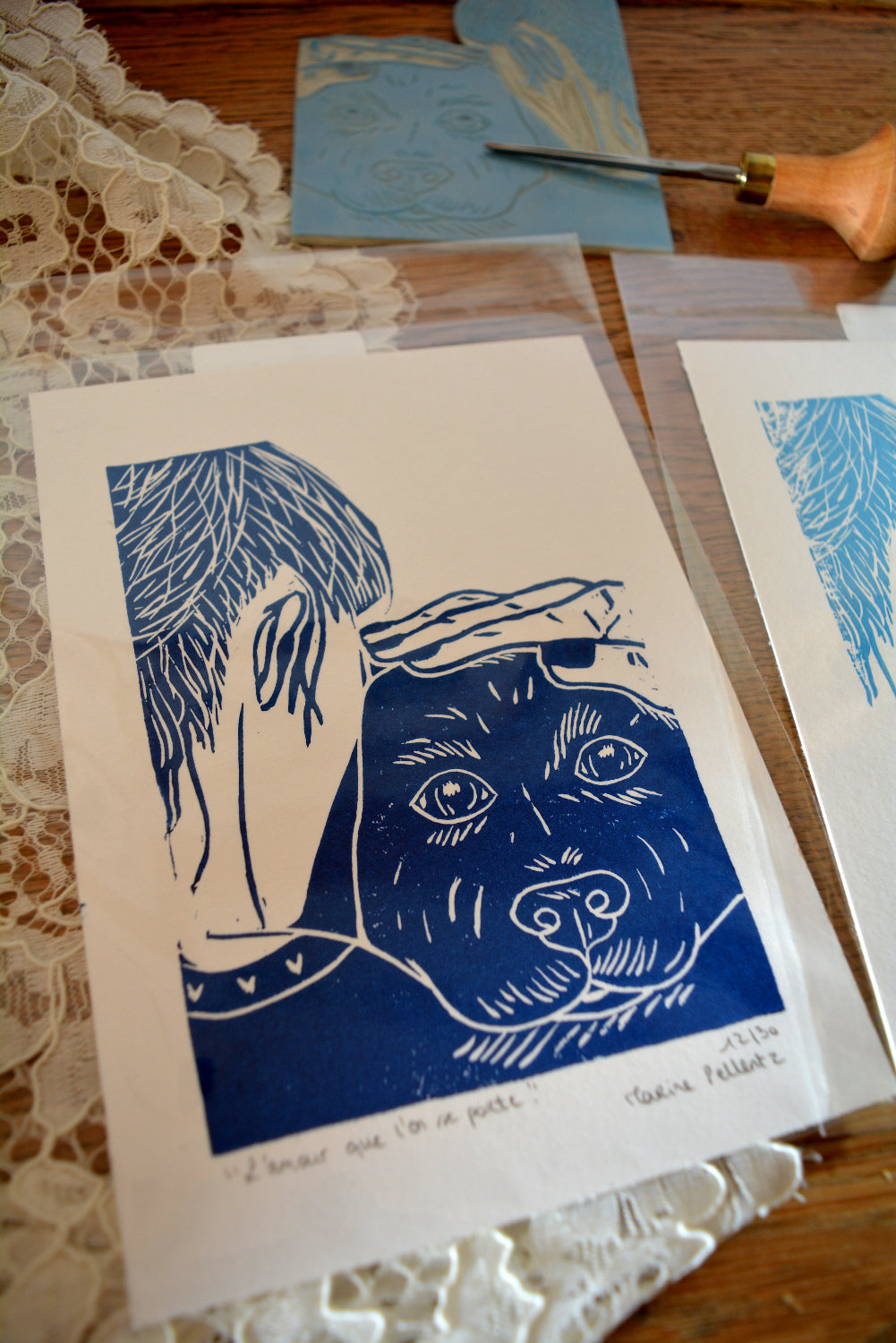 linogravure chien bleu nuit