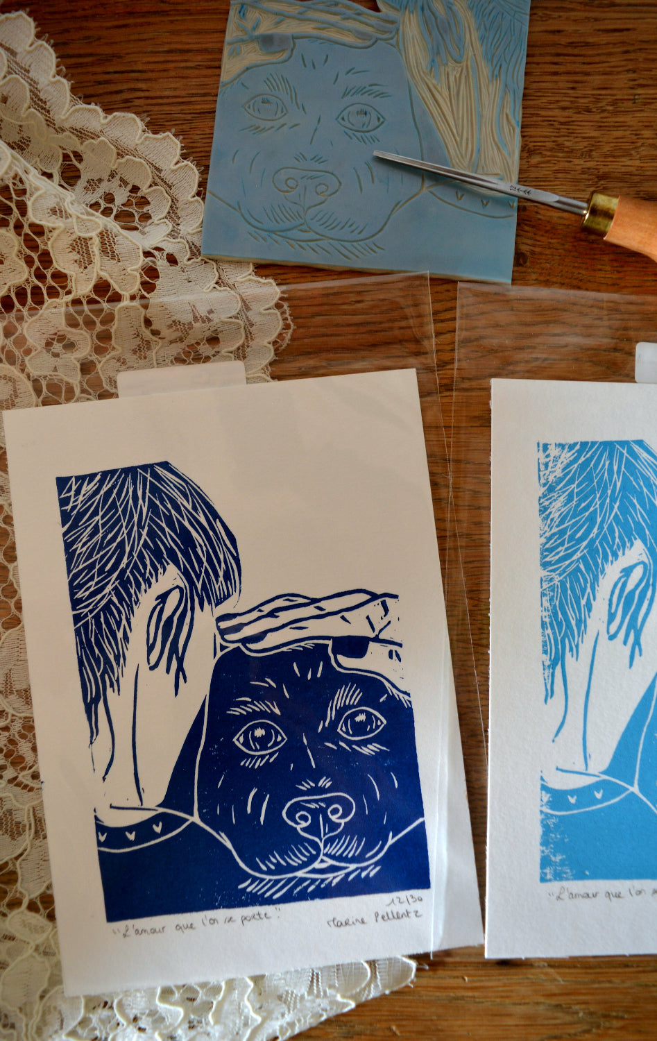linogravure chien bleu nuit