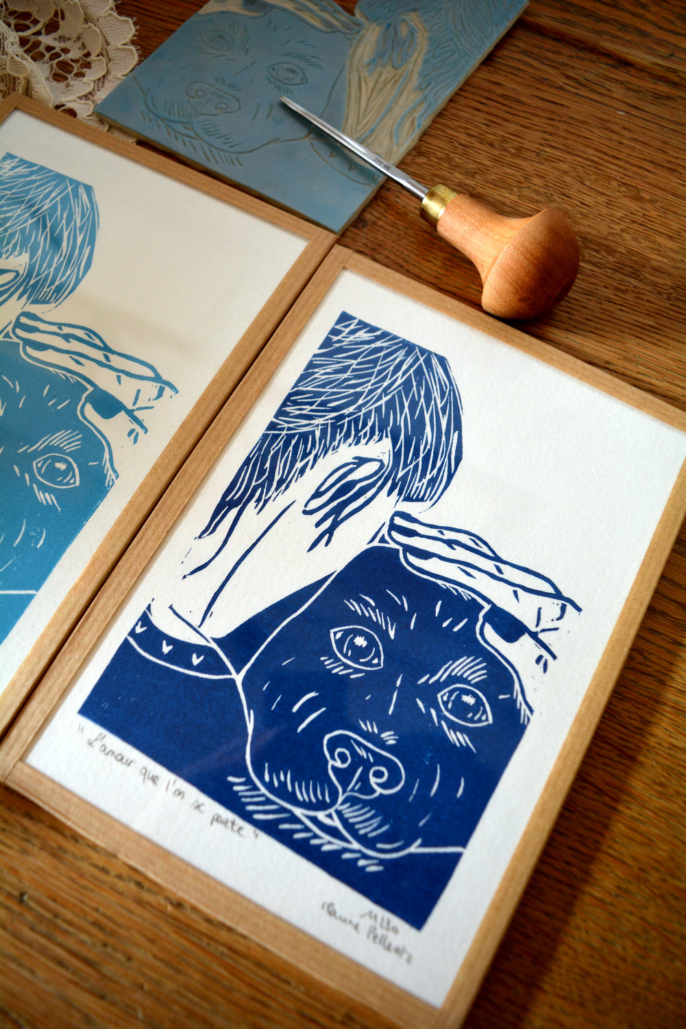 linogravure chien bleu nuit