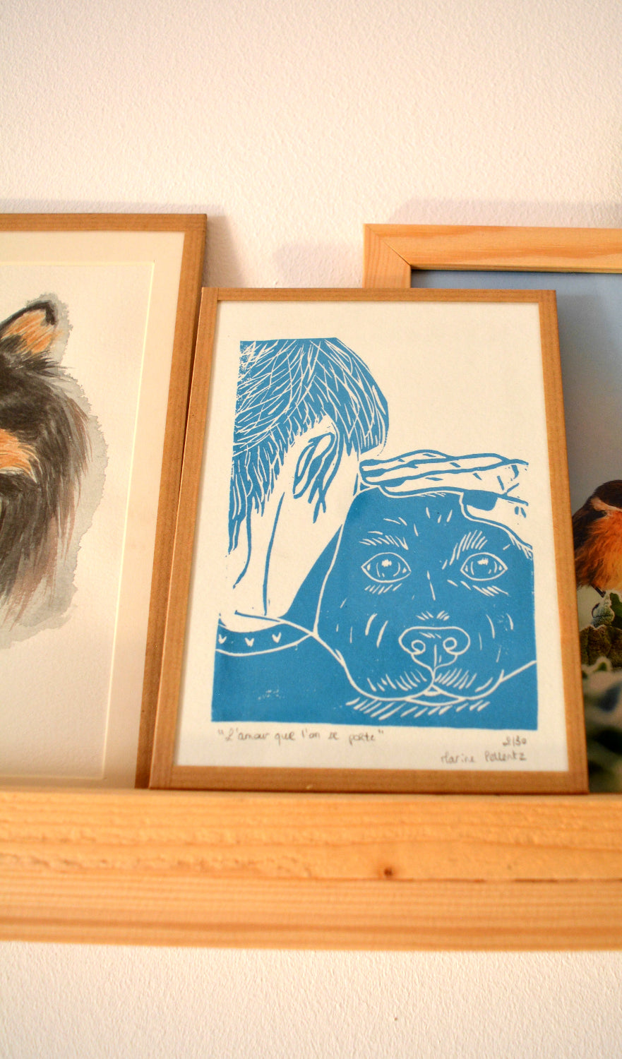 linogravure femme chien amour bleu ciel