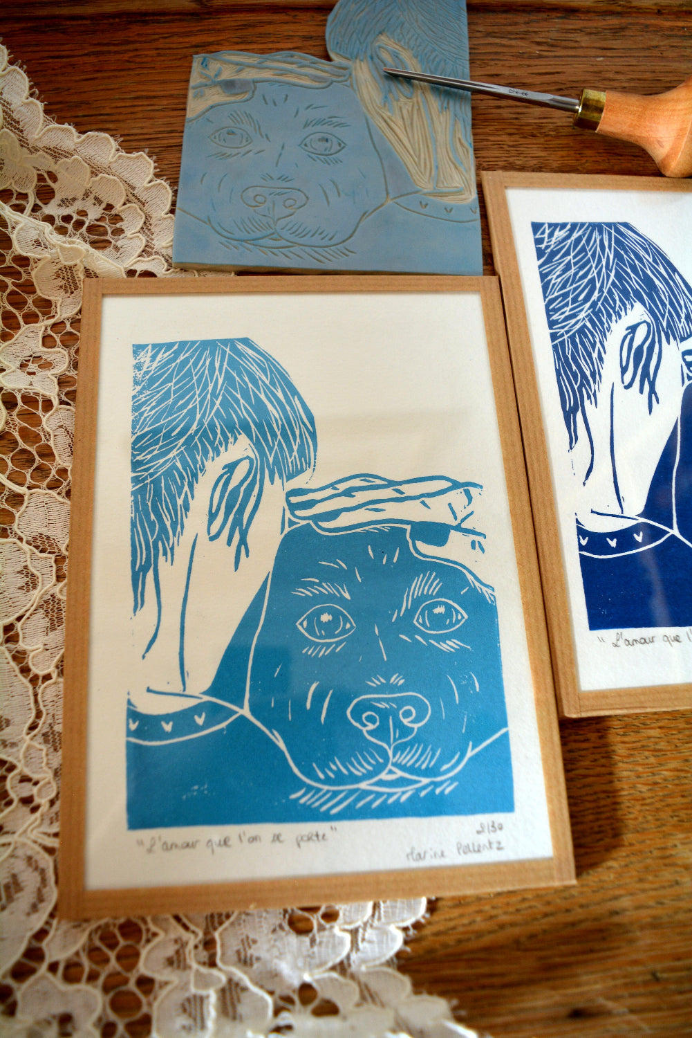 linogravure femme chien amour bleu ciel