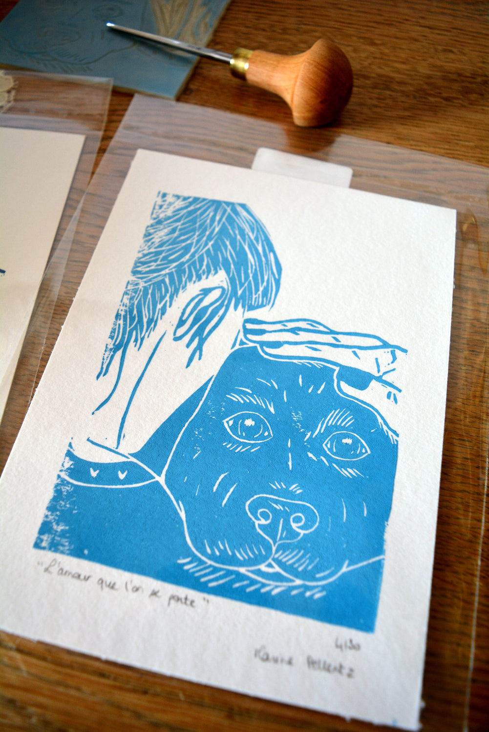 linogravure femme chien amour bleu ciel