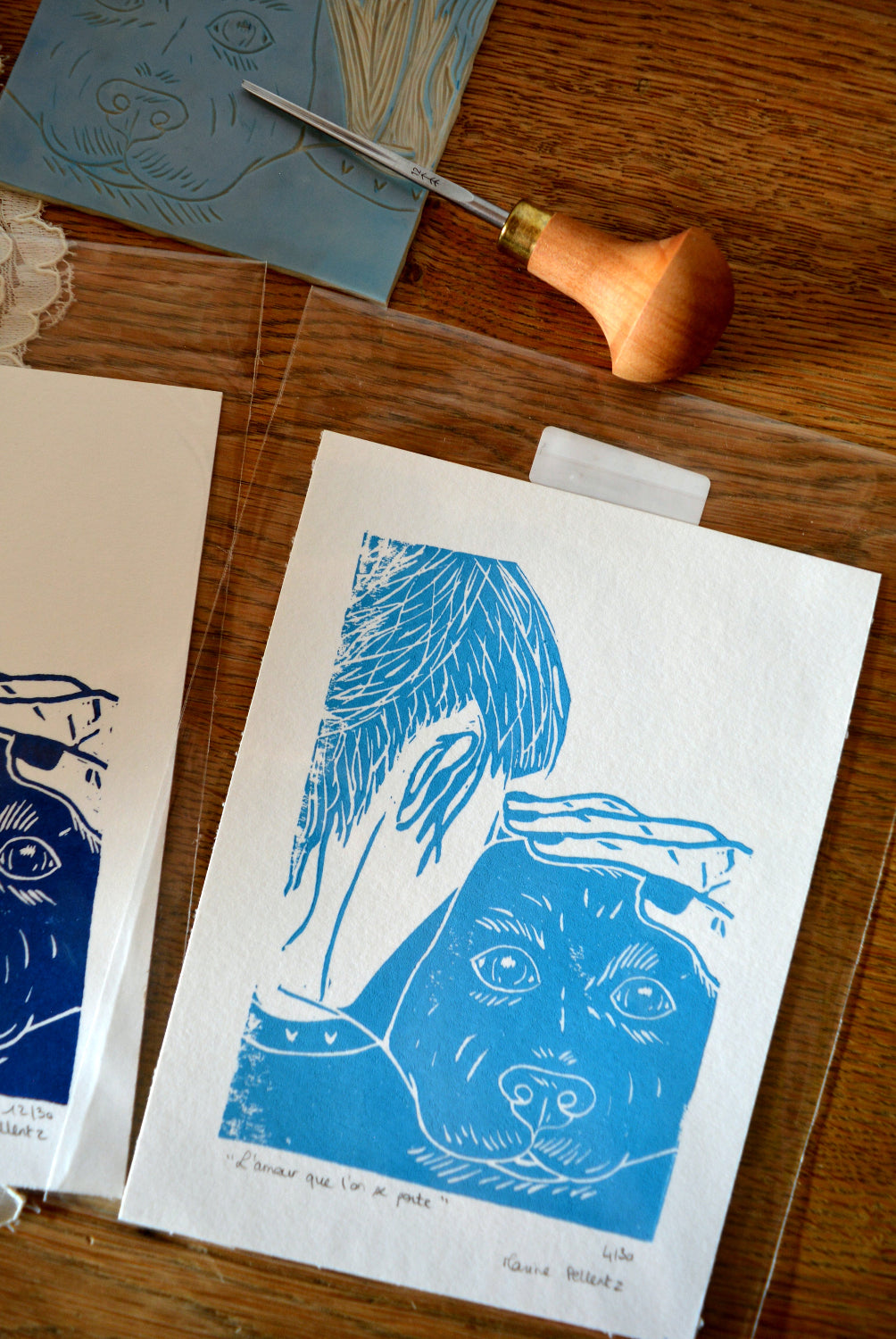 linogravure femme chien amour bleu ciel