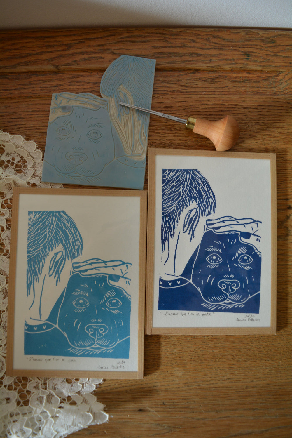 linogravure femme chien amour bleu deux couleurs