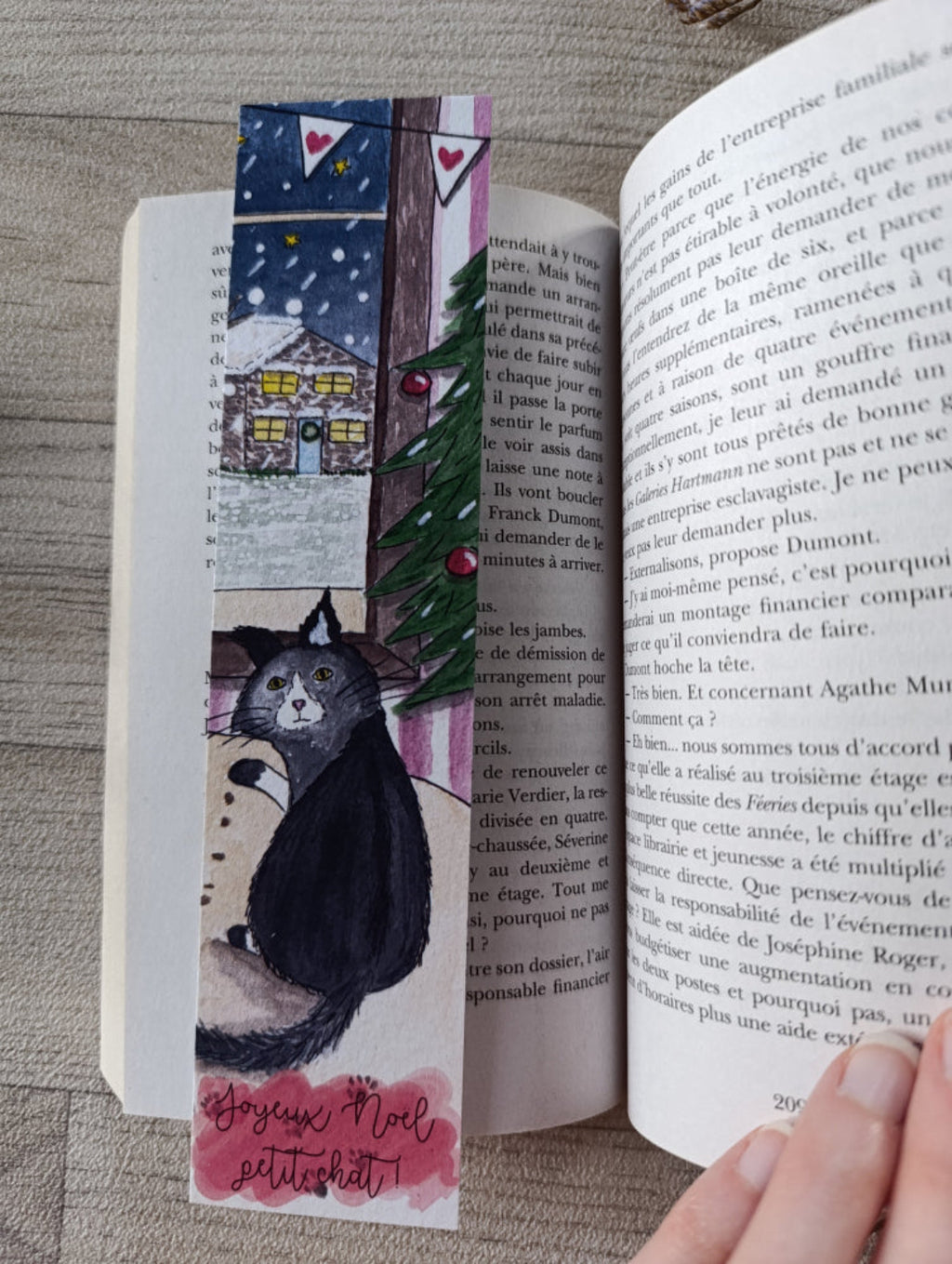 marque page posé sur un livre